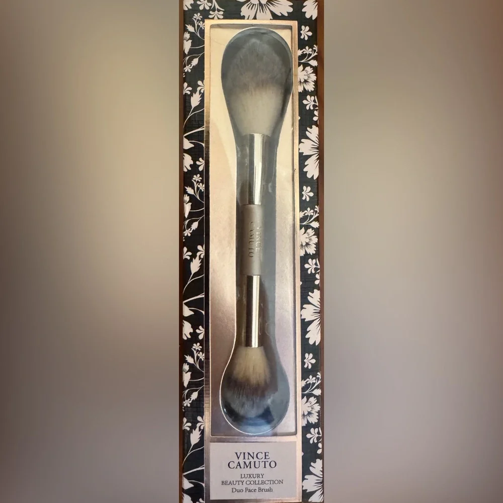 Vince Camuto Dual Face Brush